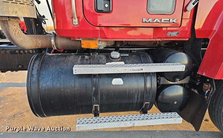 image for item DW3157 2008 Mack CHU613 semi truck