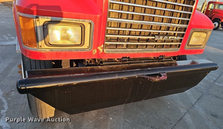 image for item DW3157 2008 Mack CHU613 semi truck