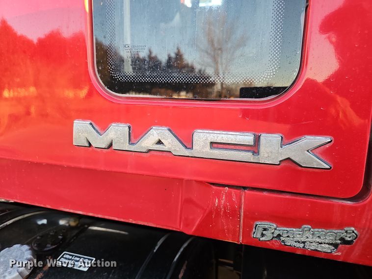 image for item DW3157 2008 Mack CHU613 semi truck