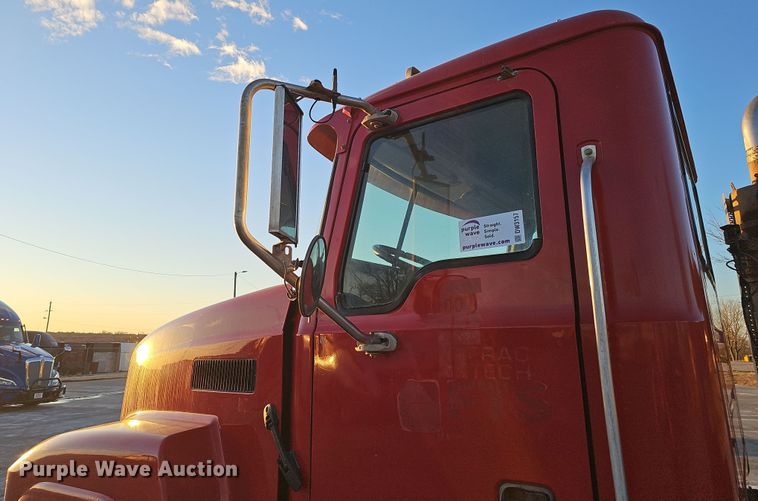 image for item DW3157 2008 Mack CHU613 semi truck