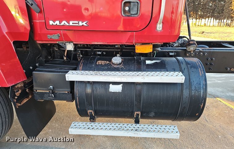 image for item DW3157 2008 Mack CHU613 semi truck