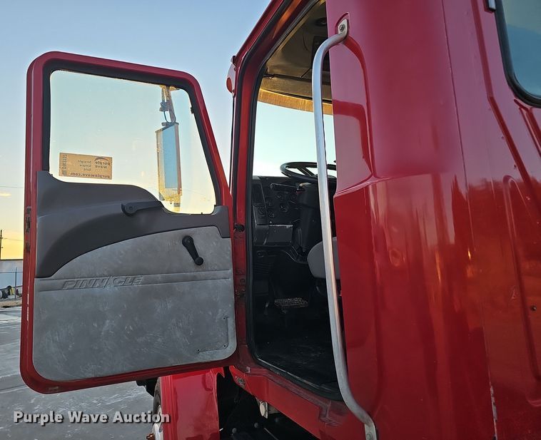 image for item DW3157 2008 Mack CHU613 semi truck