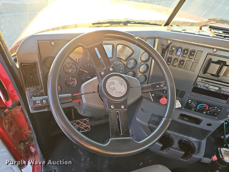 image for item DW3157 2008 Mack CHU613 semi truck