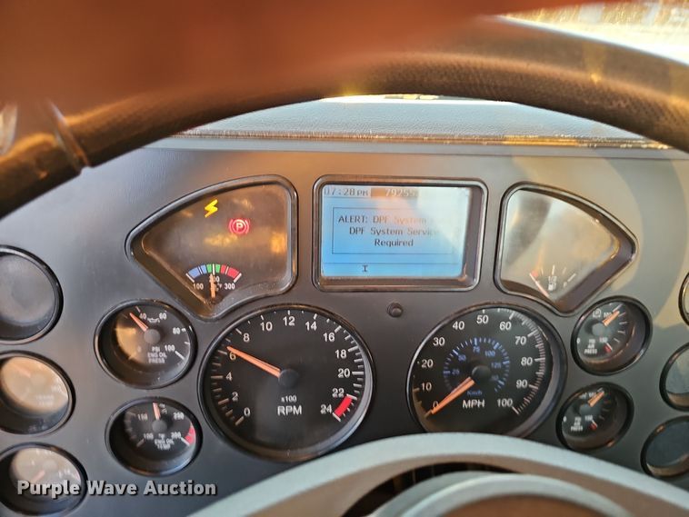 image for item DW3157 2008 Mack CHU613 semi truck