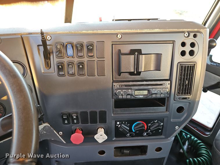 image for item DW3157 2008 Mack CHU613 semi truck