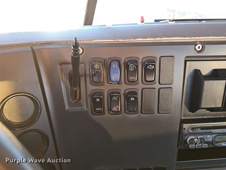 image for item DW3157 2008 Mack CHU613 semi truck