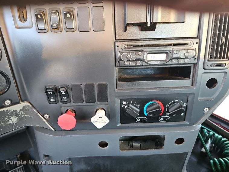 image for item DW3157 2008 Mack CHU613 semi truck