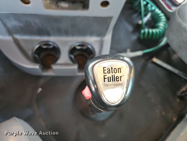 image for item DW3157 2008 Mack CHU613 semi truck