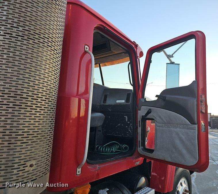 image for item DW3157 2008 Mack CHU613 semi truck