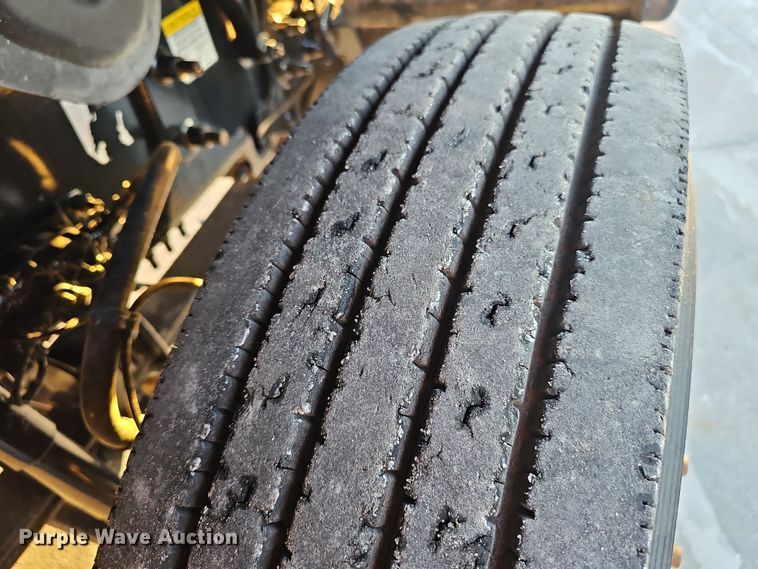 image for item DW3157 2008 Mack CHU613 semi truck