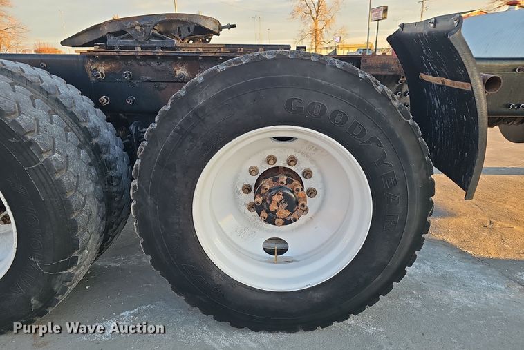 image for item DW3157 2008 Mack CHU613 semi truck