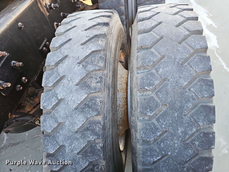 image for item DW3157 2008 Mack CHU613 semi truck