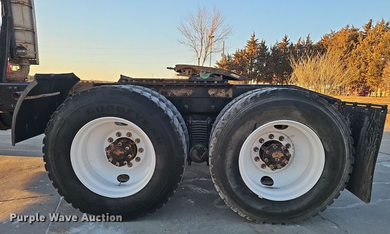 image for item DW3157 2008 Mack CHU613 semi truck