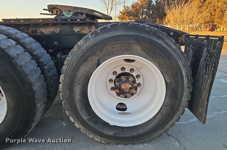 image for item DW3157 2008 Mack CHU613 semi truck