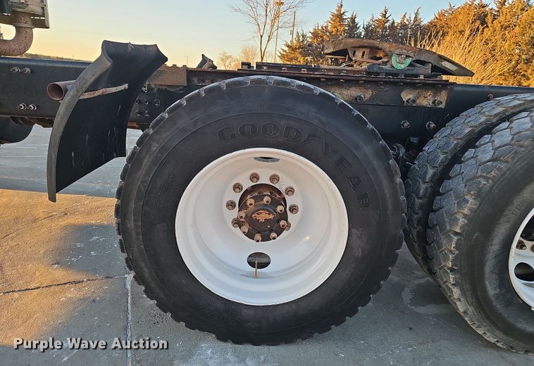 image for item DW3157 2008 Mack CHU613 semi truck