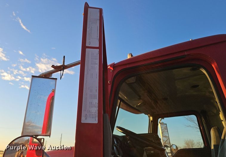 image for item DW3157 2008 Mack CHU613 semi truck