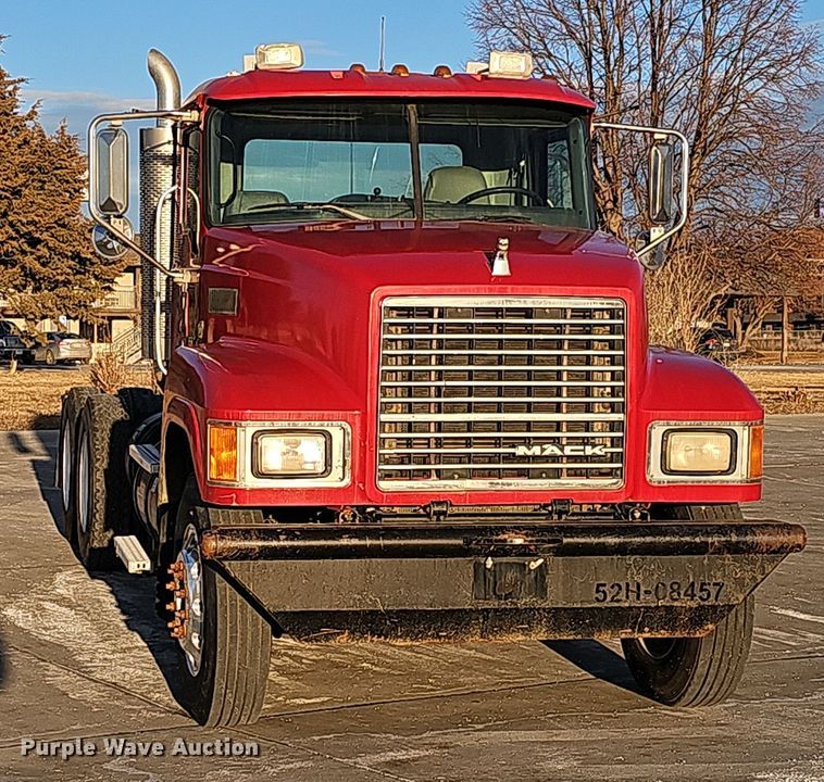 image for item DW3158 2008 Mack CHU613 semi truck