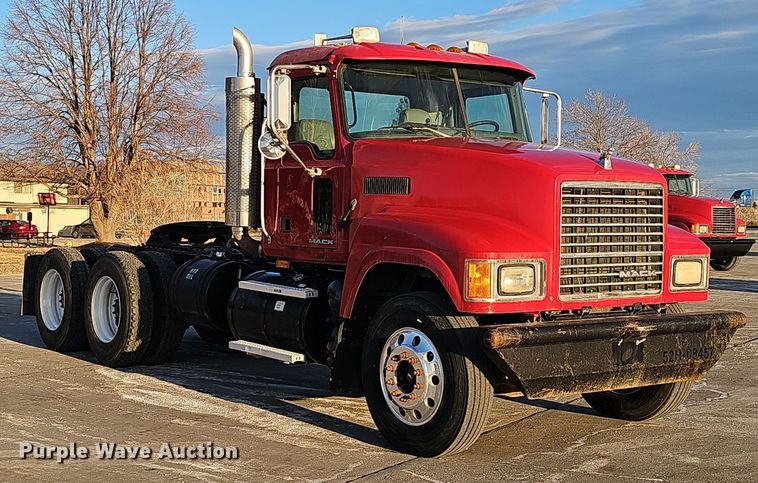 image for item DW3158 2008 Mack CHU613 semi truck