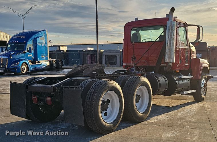 image for item DW3158 2008 Mack CHU613 semi truck