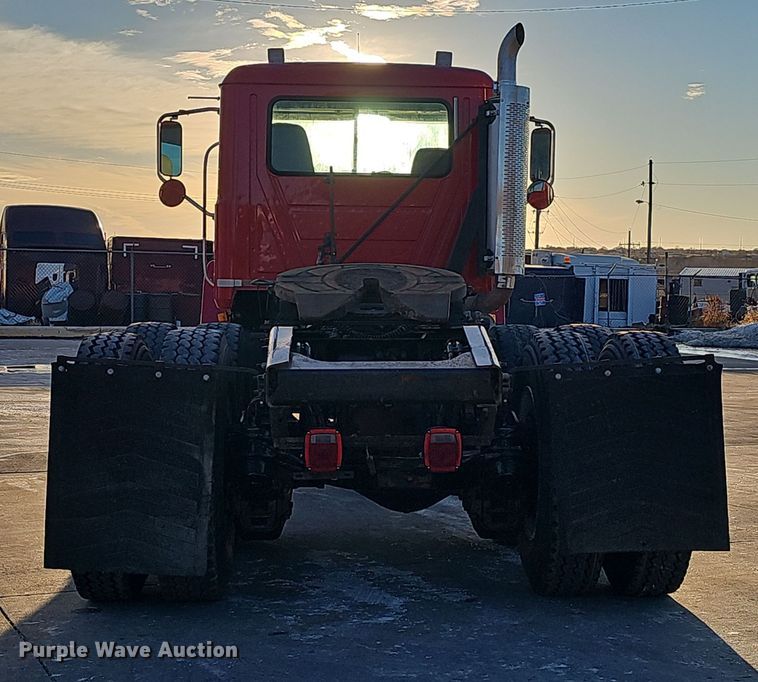 image for item DW3158 2008 Mack CHU613 semi truck