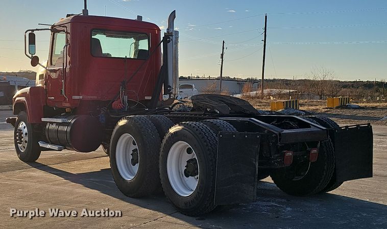 image for item DW3158 2008 Mack CHU613 semi truck