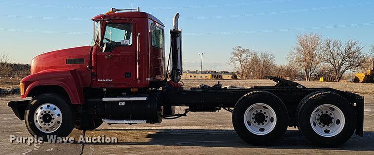 image for item DW3158 2008 Mack CHU613 semi truck
