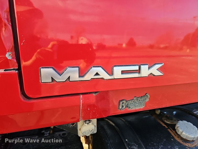 image for item DW3158 2008 Mack CHU613 semi truck