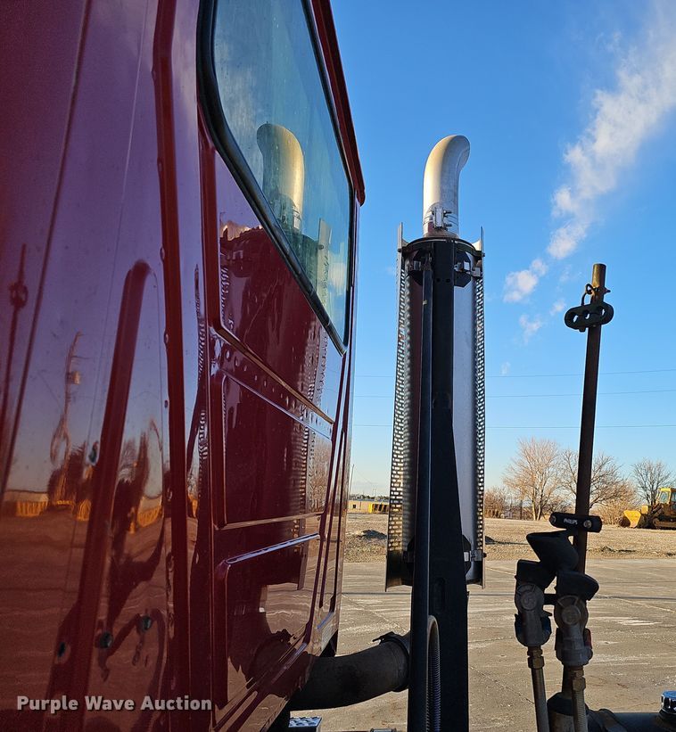 image for item DW3158 2008 Mack CHU613 semi truck