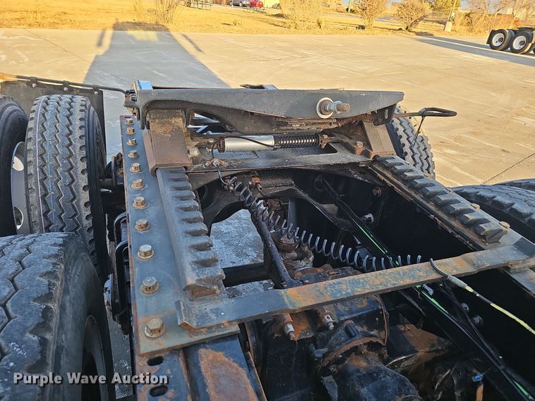 image for item DW3158 2008 Mack CHU613 semi truck