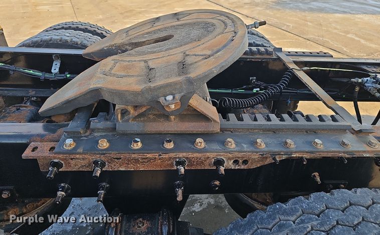 image for item DW3158 2008 Mack CHU613 semi truck