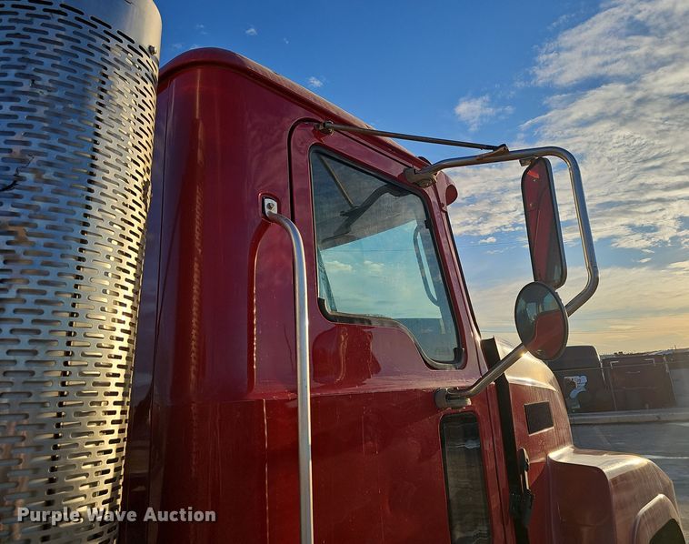 image for item DW3158 2008 Mack CHU613 semi truck