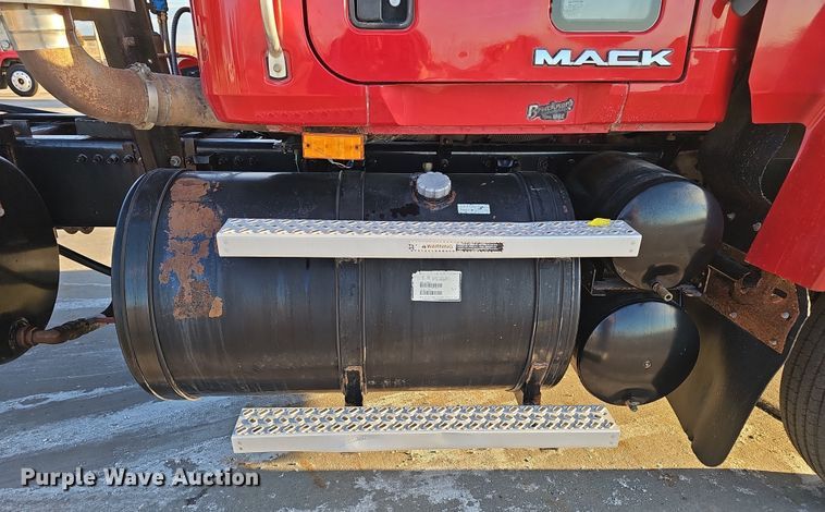 image for item DW3158 2008 Mack CHU613 semi truck