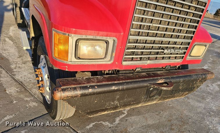 image for item DW3158 2008 Mack CHU613 semi truck