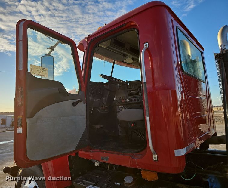 image for item DW3158 2008 Mack CHU613 semi truck