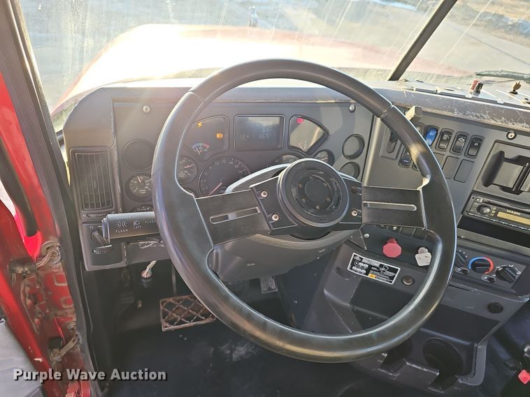 image for item DW3158 2008 Mack CHU613 semi truck