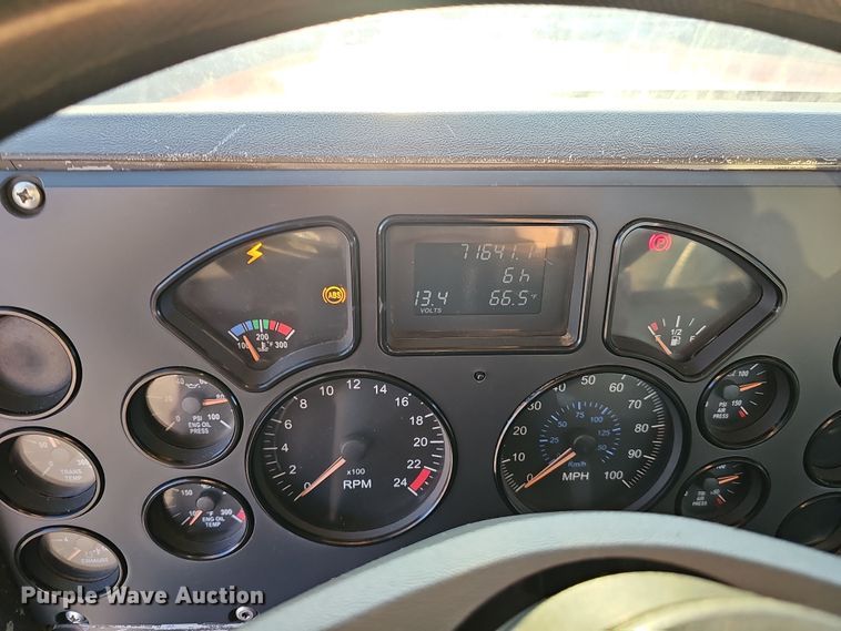 image for item DW3158 2008 Mack CHU613 semi truck