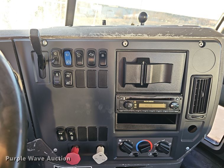 image for item DW3158 2008 Mack CHU613 semi truck