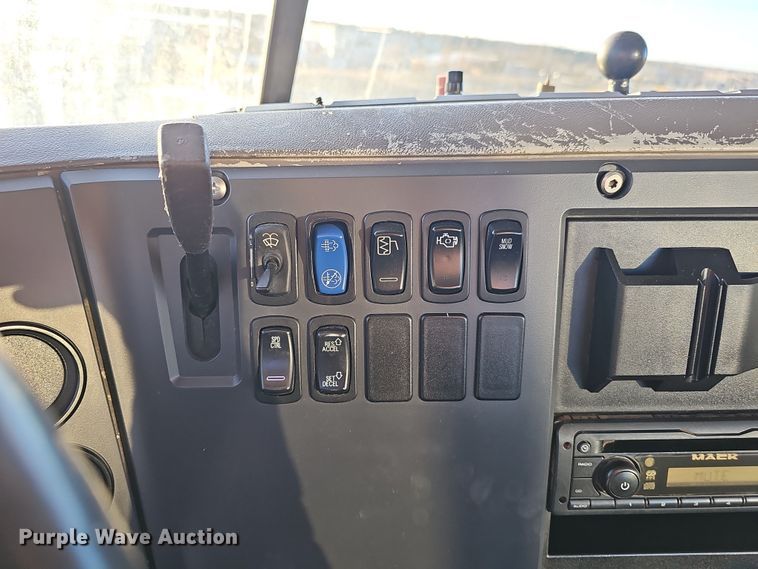 image for item DW3158 2008 Mack CHU613 semi truck