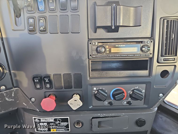 image for item DW3158 2008 Mack CHU613 semi truck