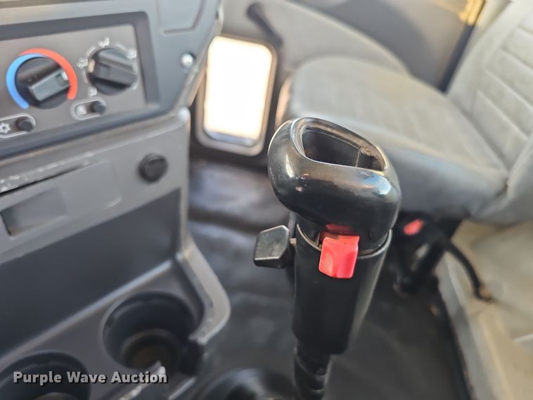 image for item DW3158 2008 Mack CHU613 semi truck