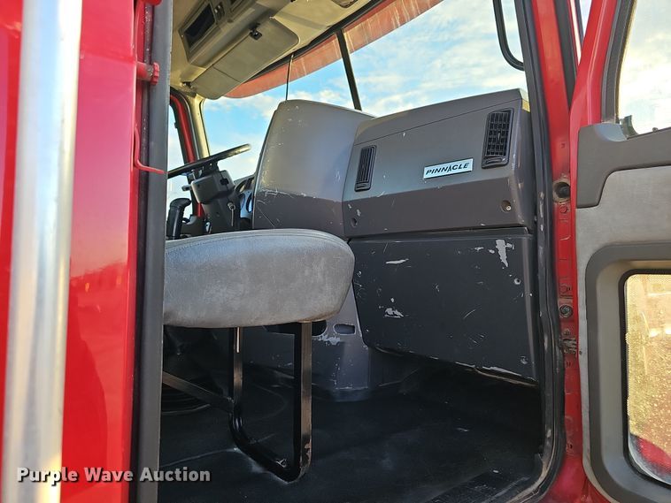 image for item DW3158 2008 Mack CHU613 semi truck