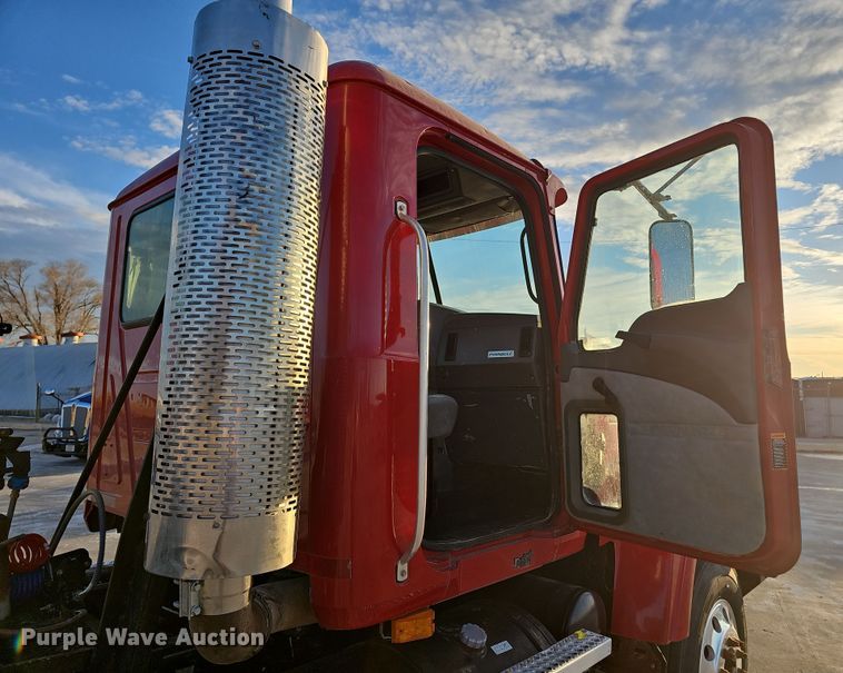 image for item DW3158 2008 Mack CHU613 semi truck