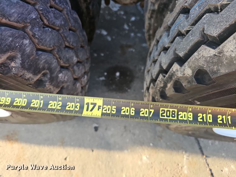 image for item DW3158 2008 Mack CHU613 semi truck