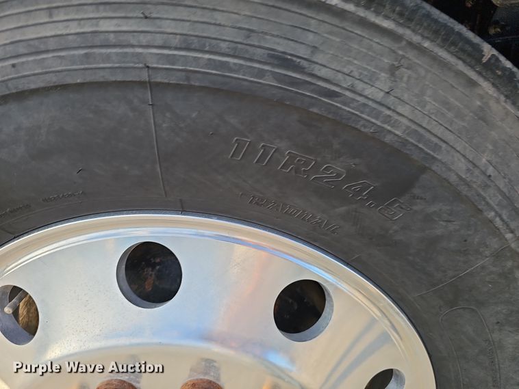 image for item DW3158 2008 Mack CHU613 semi truck