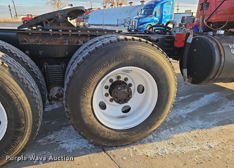 image for item DW3158 2008 Mack CHU613 semi truck