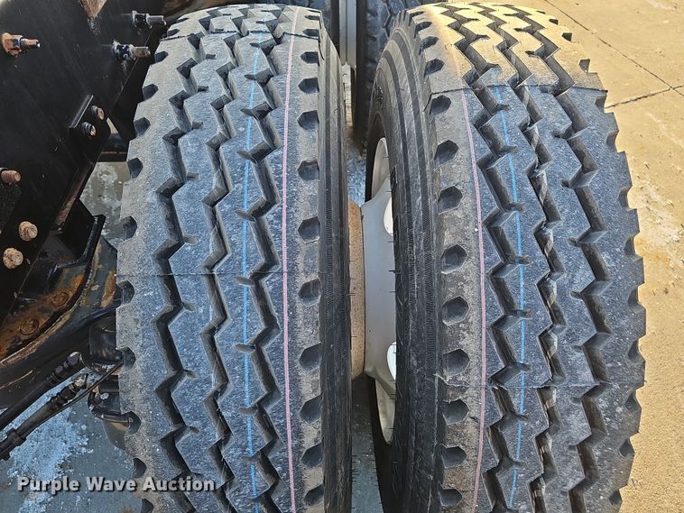 image for item DW3158 2008 Mack CHU613 semi truck