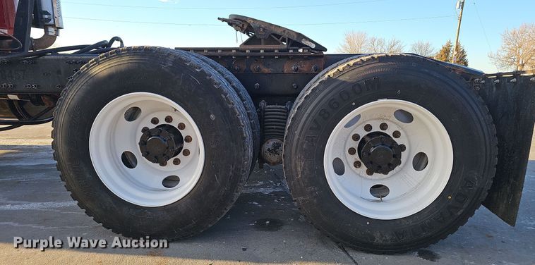 image for item DW3158 2008 Mack CHU613 semi truck