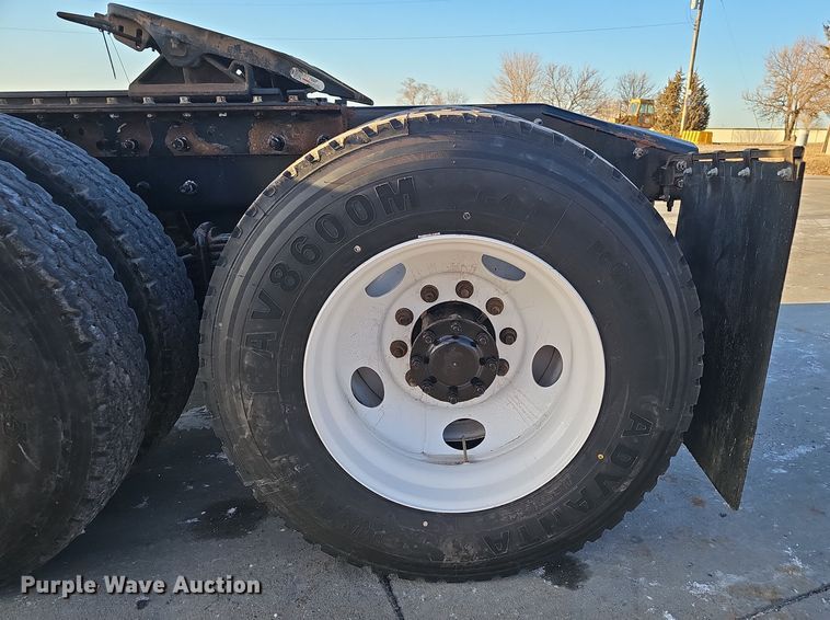 image for item DW3158 2008 Mack CHU613 semi truck