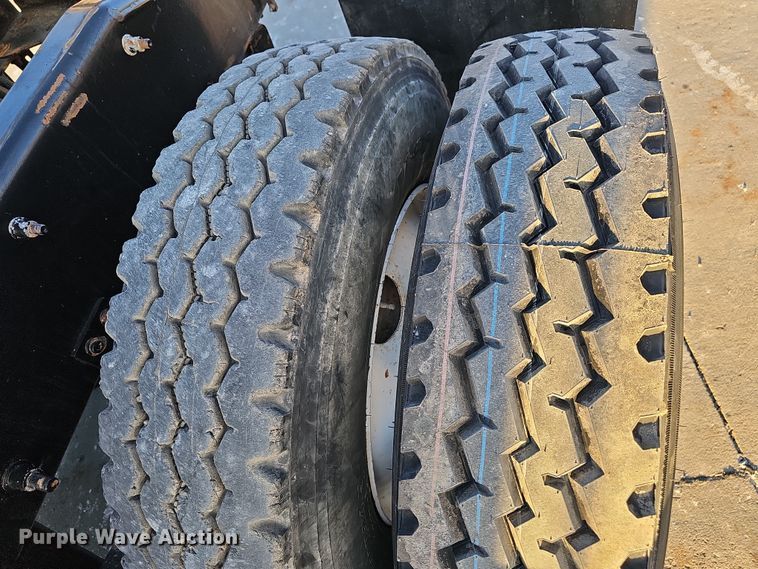 image for item DW3158 2008 Mack CHU613 semi truck