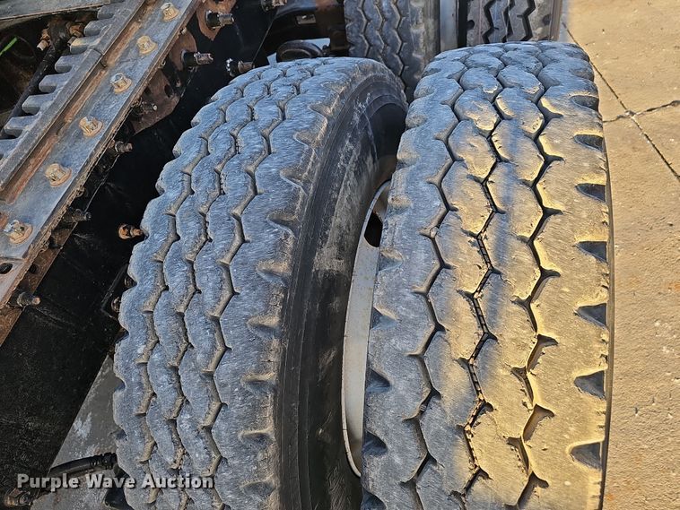 image for item DW3158 2008 Mack CHU613 semi truck